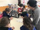 La maestra Carmen lavora al tavolo: la cattedra non serve pi 