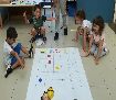 I bambini ipotizzano in maniera cooperativa le istruzion, sperimentando poi l’esecuzione da parte del robot.